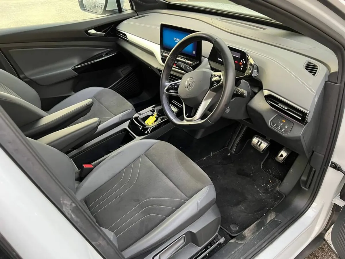 Volkswagen ID.4 PURE LIFE 52KWH // VERY LOW MILEAG - Image 2