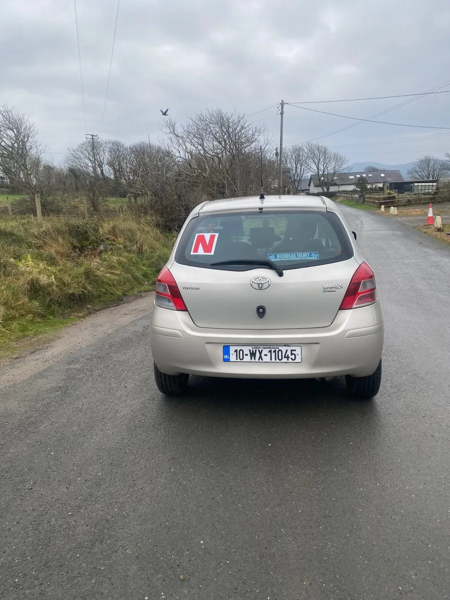 Toyota Yaris 2010 - Image 2