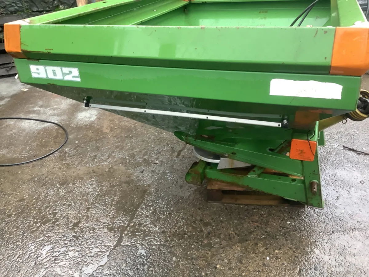Used Amazone Zax spreader - Image 2