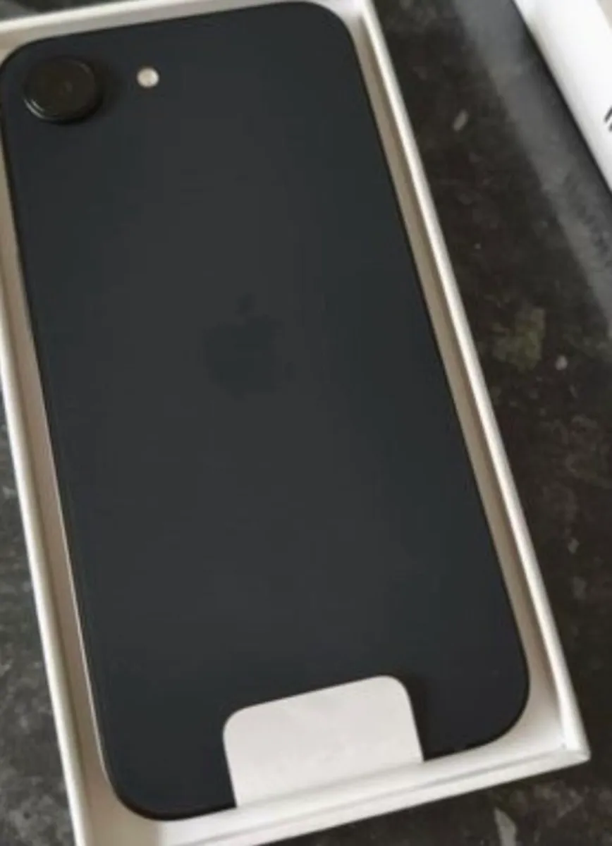 iPhone 16e - Image 2