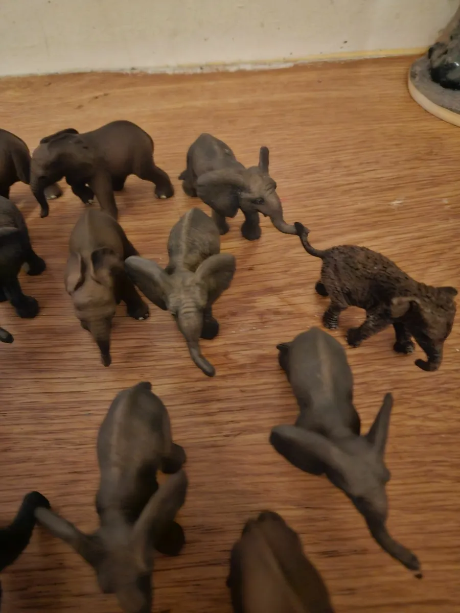 Corgi Schleich Elephants Circus Animals - Image 3