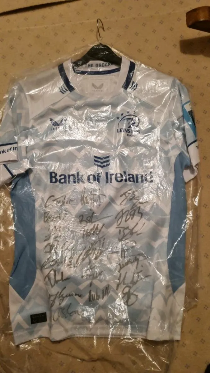 LEINSTER RUGBY JERSEY SIGNED - Image 1