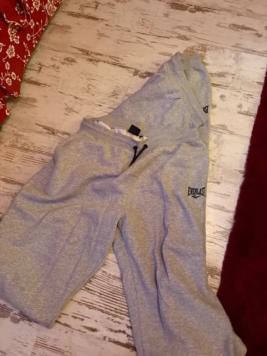 Four 4XL Everlast tracksuit bottoms - Image 3