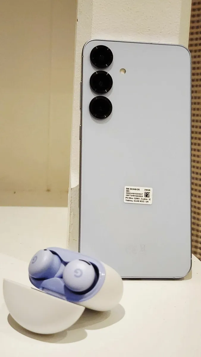 Samsung Galaxy S25+ 256GB Blue + Google Pixel Buds - Image 2