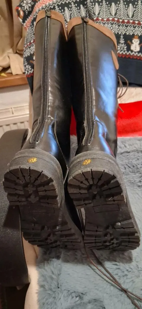 Black and white boot - Image 3