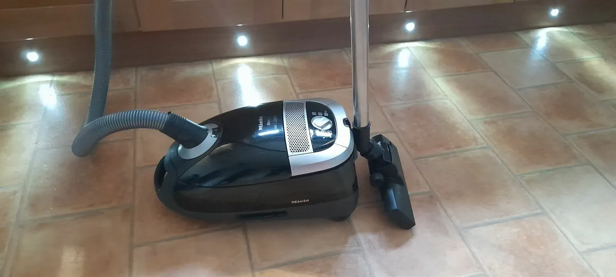Miele vacuum cleaner - Image 1