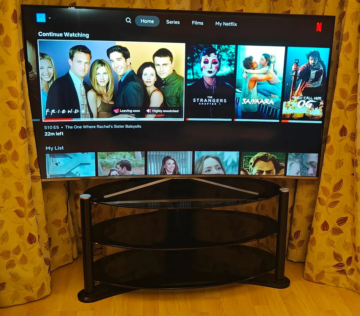 Samsung 55" Smart TV with TV Stand - Image 3