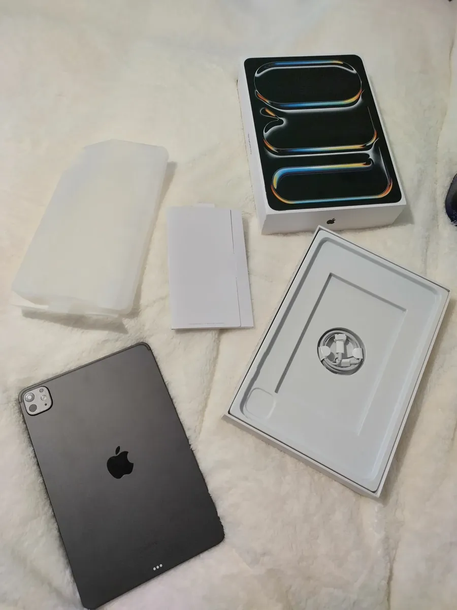 iPad Pro  11 inch M4 WiFi 1TB Black  colour - Image 4