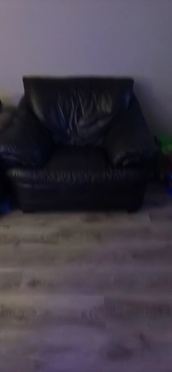 Suite of furniture - Image 1