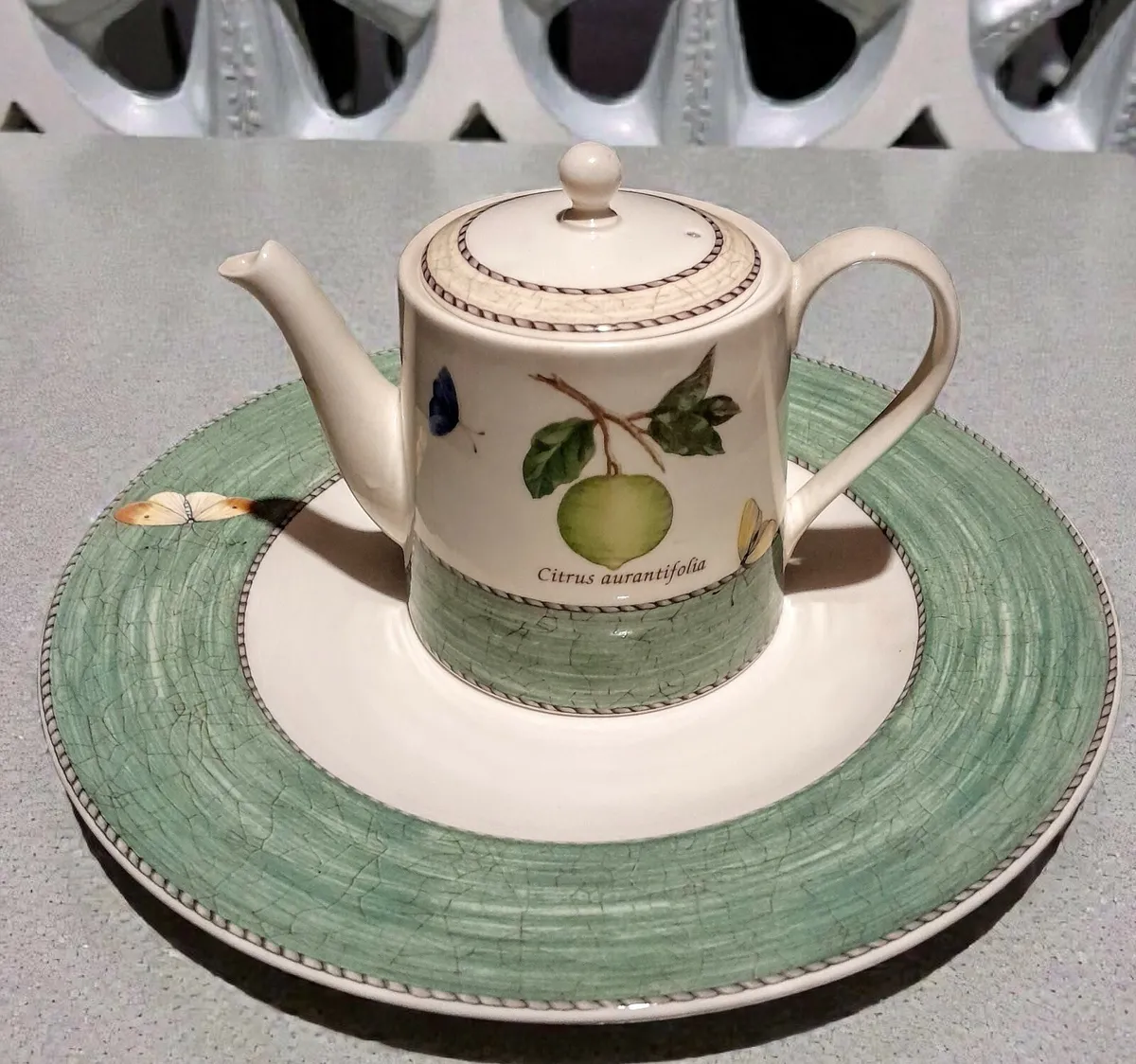 Wedgwood Sarah's Garden teapot and platter - Image 1