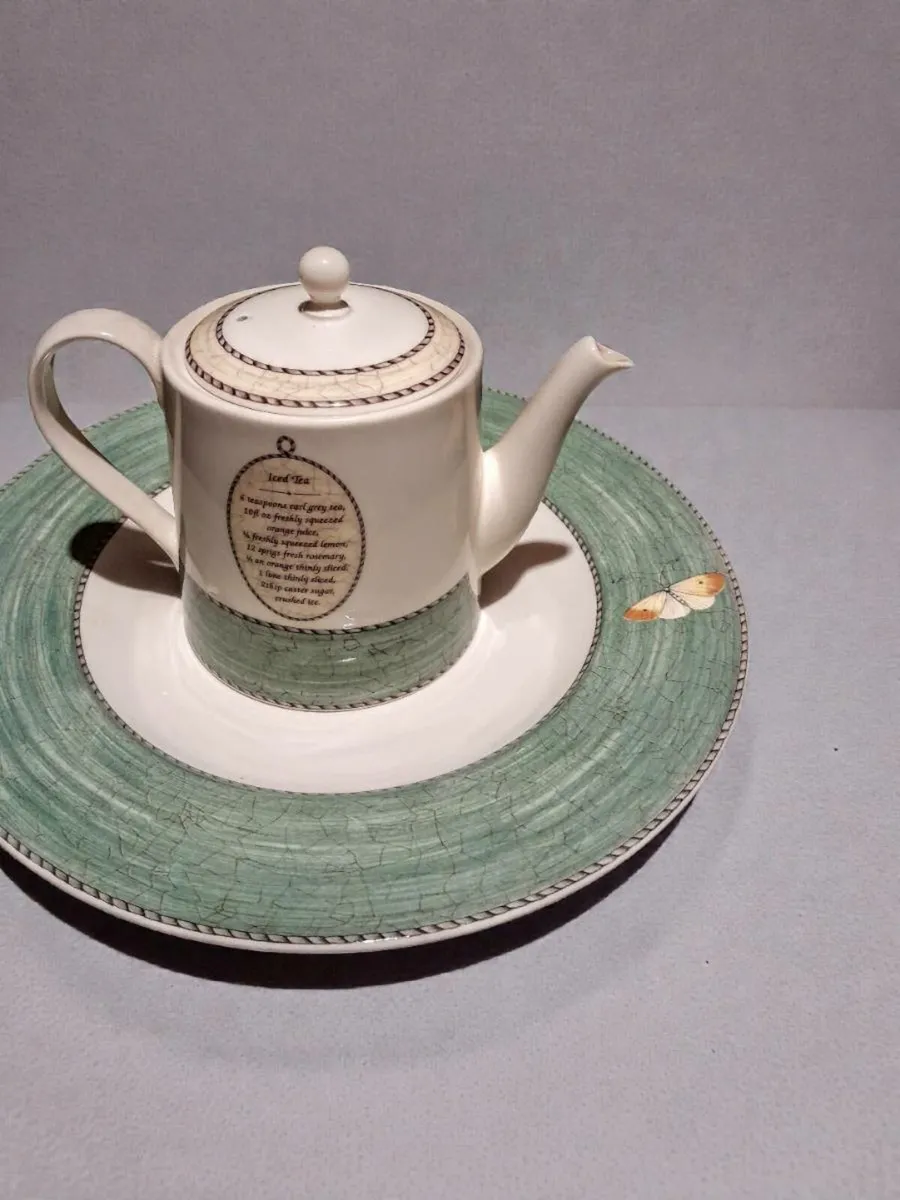 Wedgwood Sarah's Garden teapot and platter - Image 2