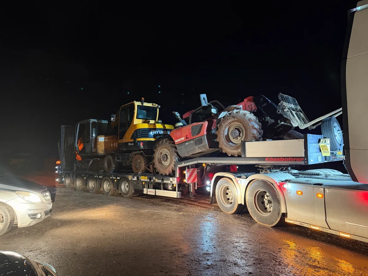 Excavators CAT HITACHI KOMATSU Exports - Image 2