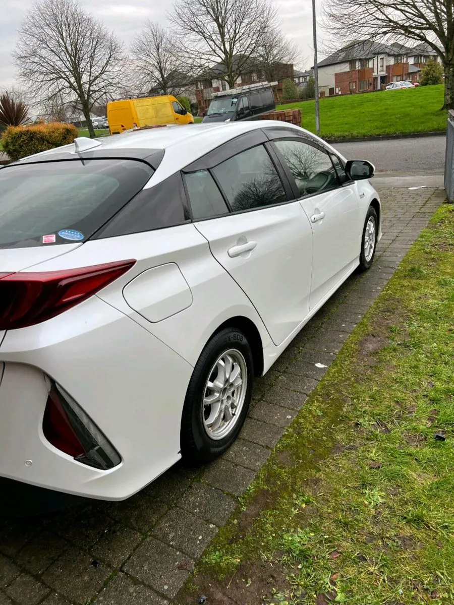 Toyota Prius PHV plug in - Image 2