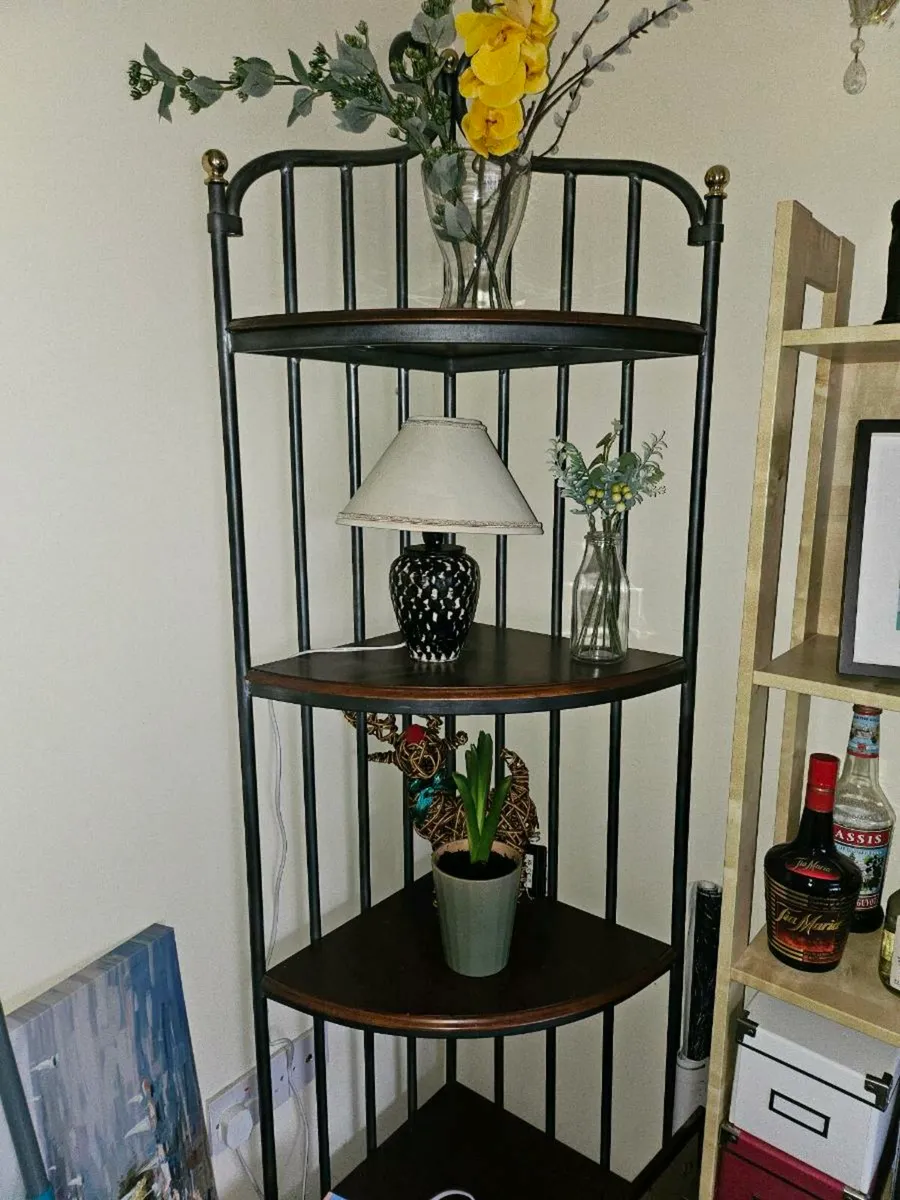 Corner shelving unit