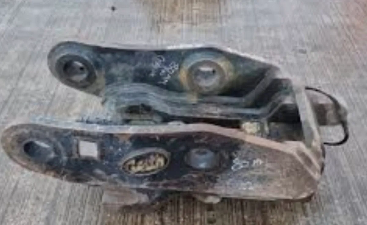 80mm 20tonne hitch & buckets.