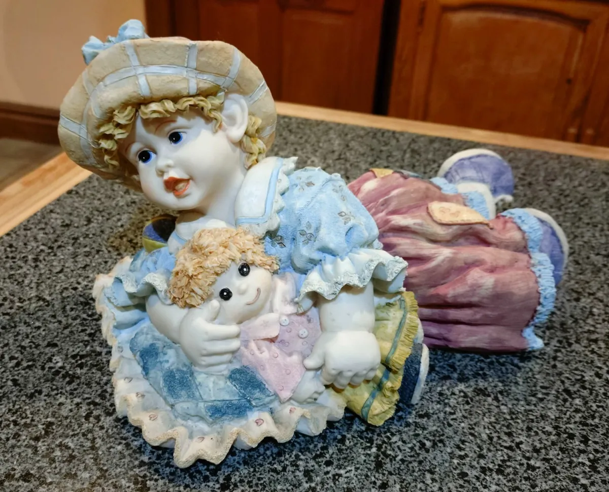 LOVELY FIGURINE. CHILD WITH DOLL (USED). - Image 2