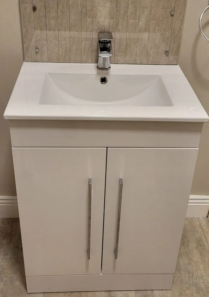 5 month old vanity unit & sink