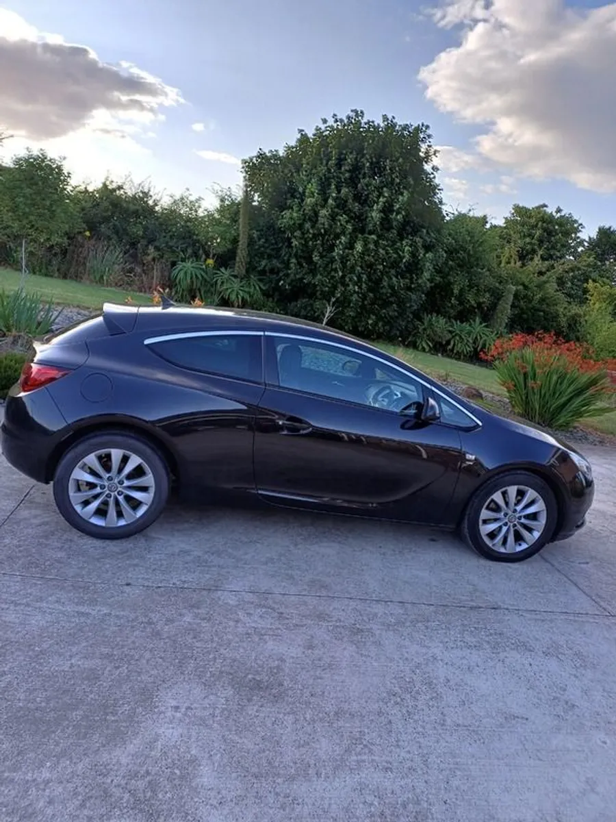 Limited edition Automatic diesel GTC CDTi Astra coupe - Image 2