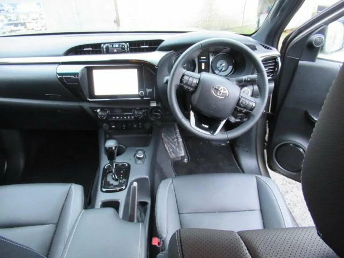 2.8 D-4D-h Invincible X Pickup 4dr Diesel Hybrid A - Image 3