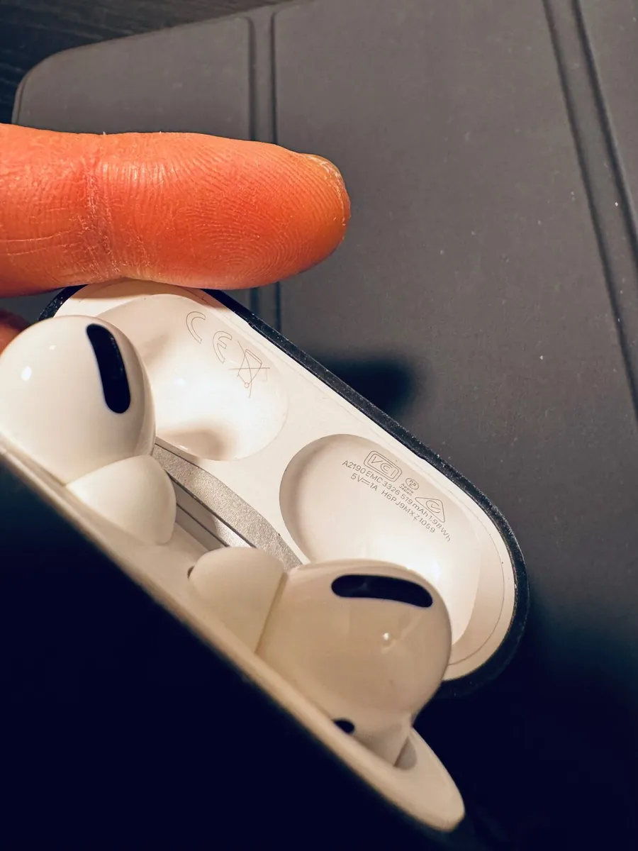 Apple AirPods Pro 1 MagSafe - Image 1