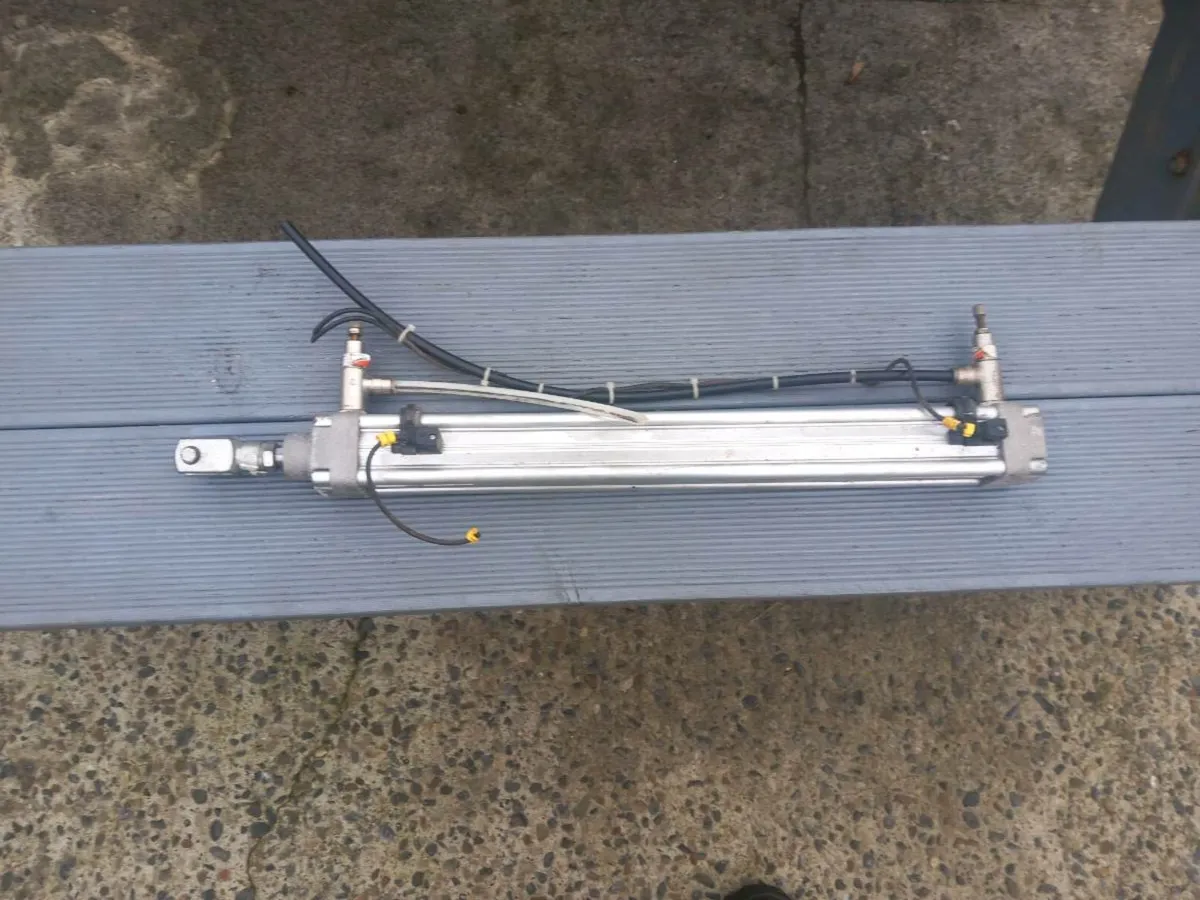 Pneumatic/air ram for sale - Image 4