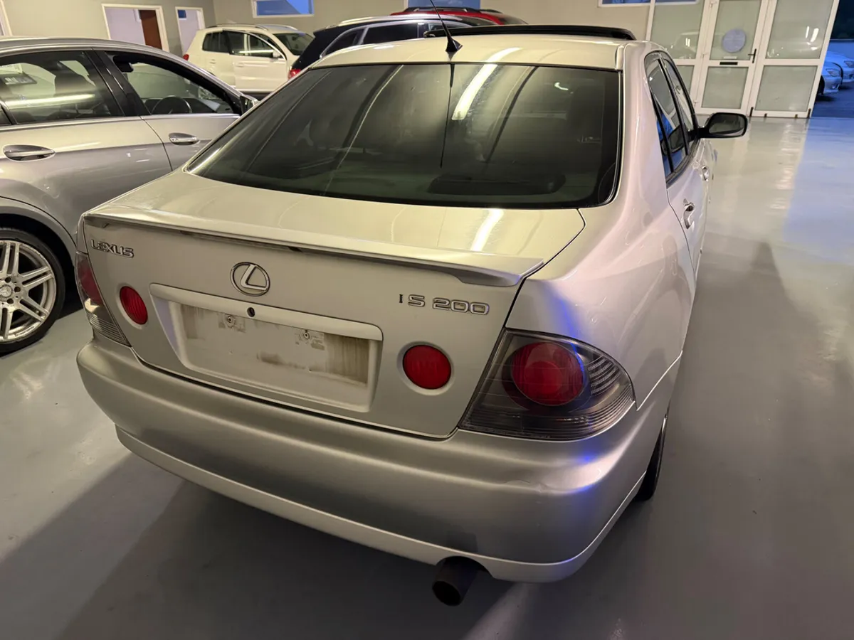 2005 LEXUS IS200 SPORT - Image 4