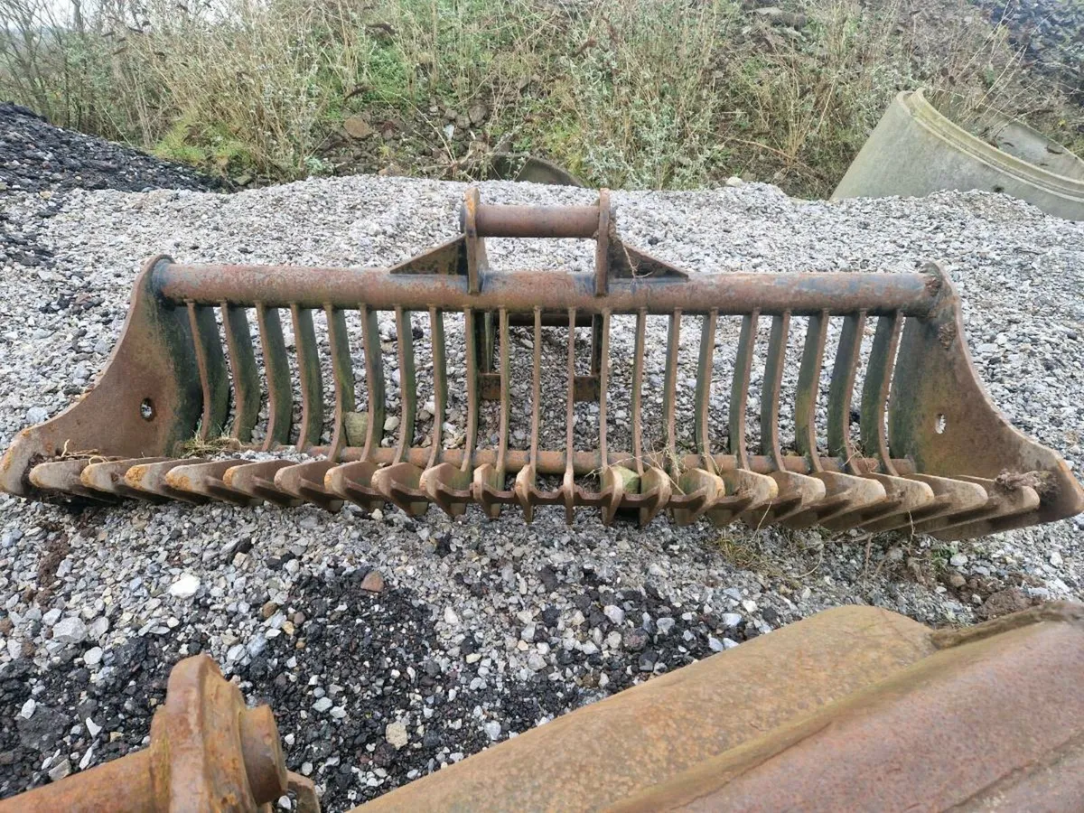 80mm 20tonne hitch & buckets. - Image 4