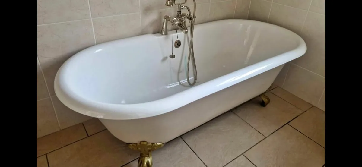 Cast iron roll top Bath & taps - Image 1