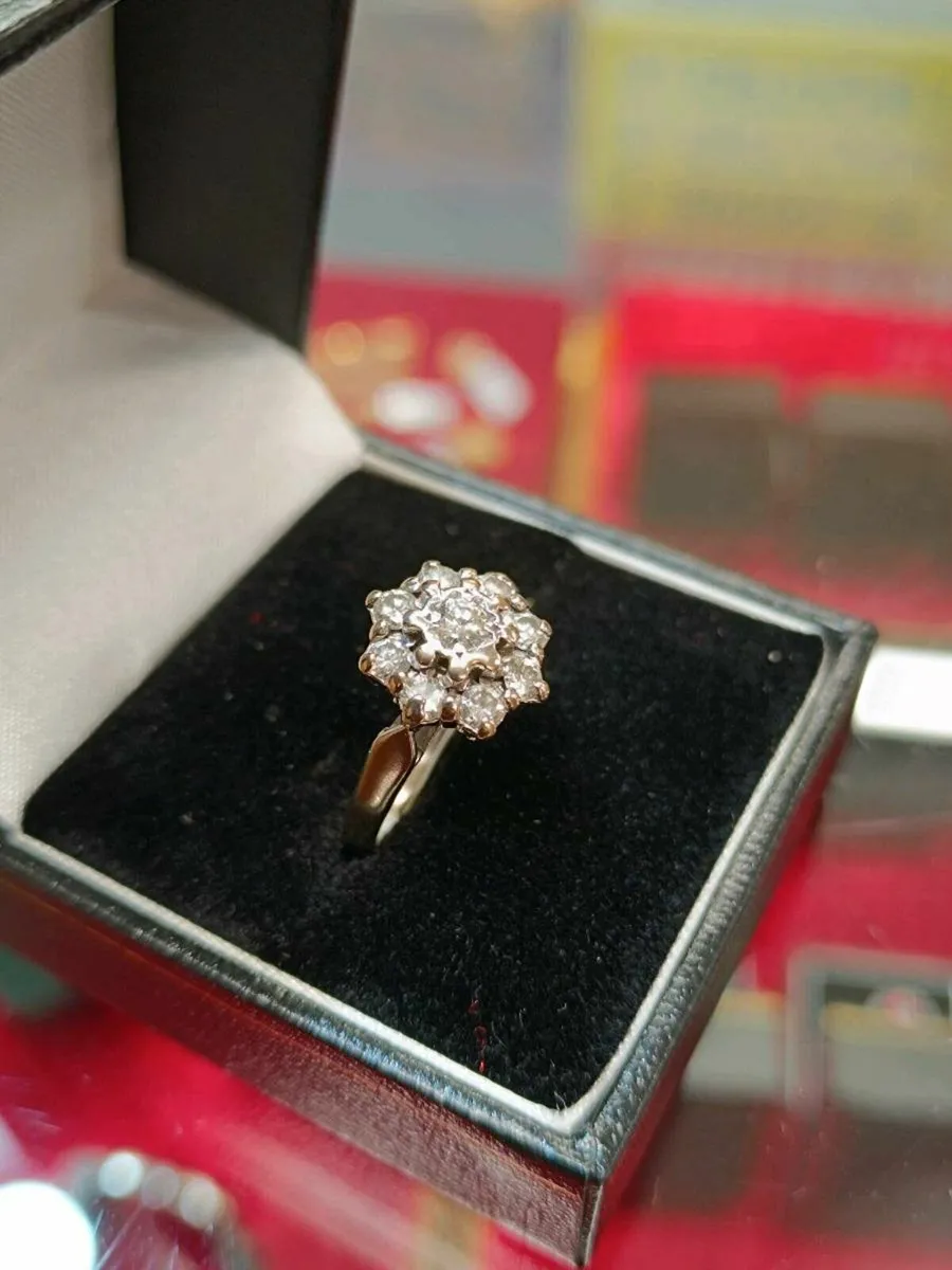 18 K White Gold & Diamond Cluster Vintage Ring - Image 1