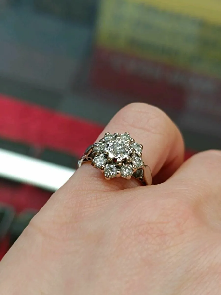 18 K White Gold & Diamond Cluster Vintage Ring - Image 3