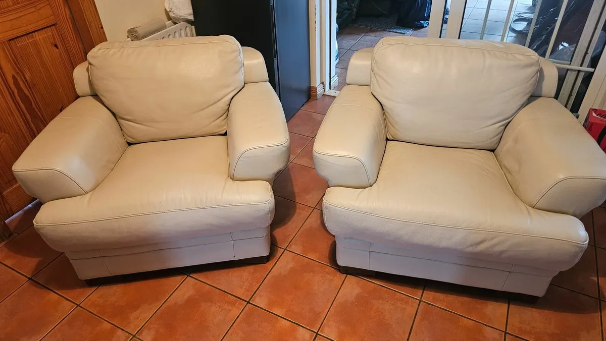 Italian leather sofa and 2 armchairs - Image 3