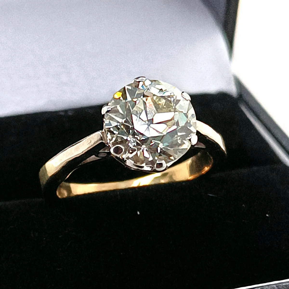3 ca Round Cut Diamond Solitaire Ring,18k Gold - Image 1