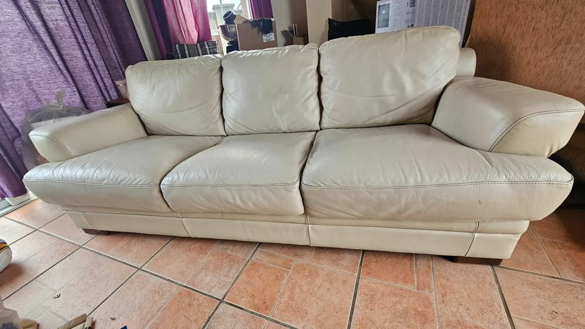 Italian leather sofa and 2 armchairs - Image 1