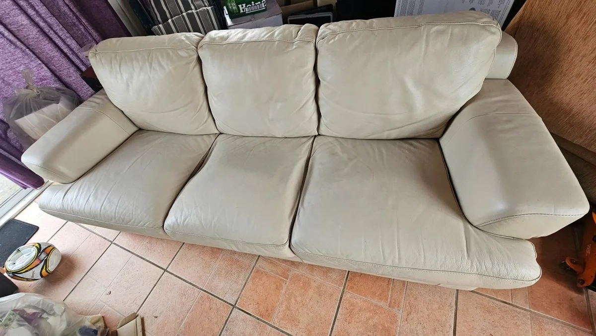 Italian leather sofa and 2 armchairs - Image 4