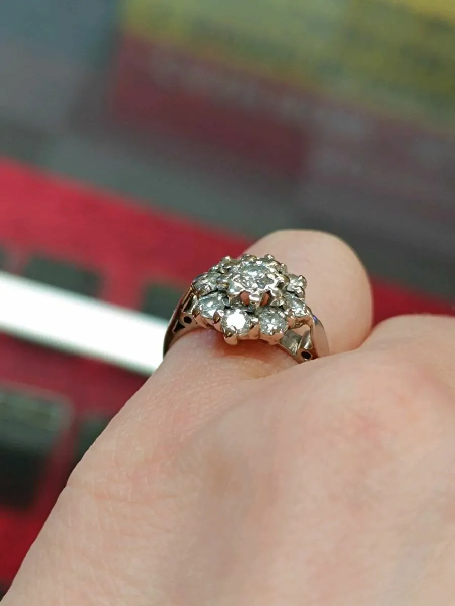 18 K White Gold & Diamond Cluster Vintage Ring - Image 4