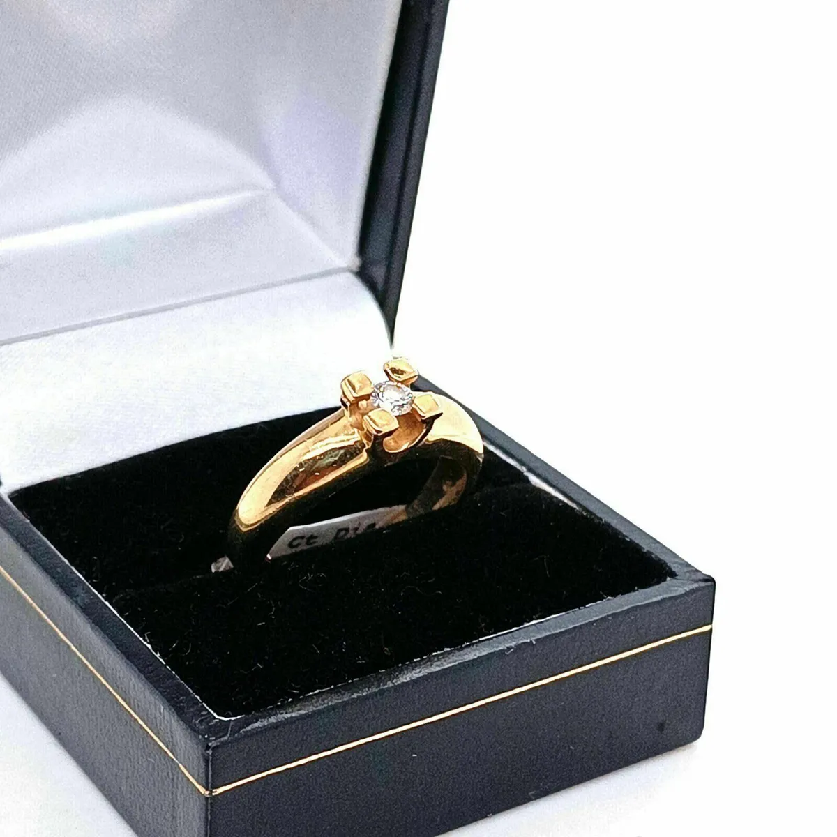 Contemporary 18 k yellow gold & diamond ring - Image 1