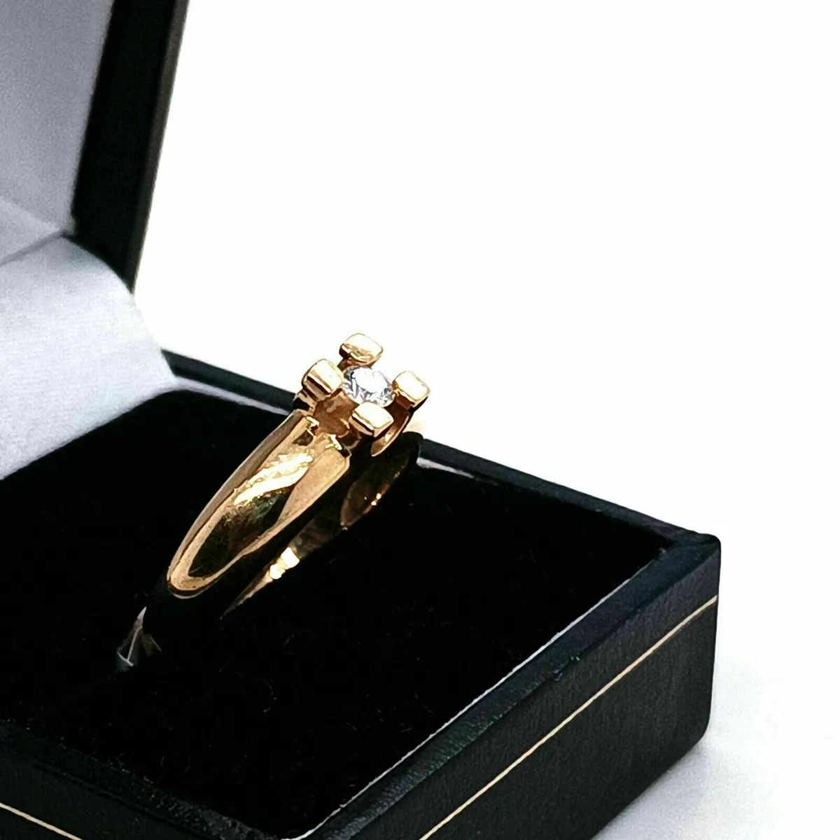 Contemporary 18 k yellow gold & diamond ring - Image 3