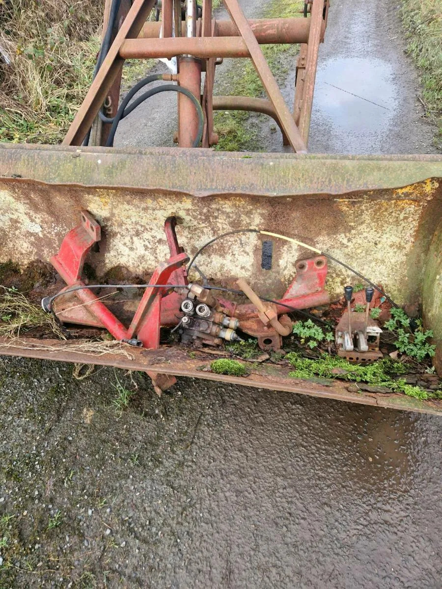 Front loader - Image 2