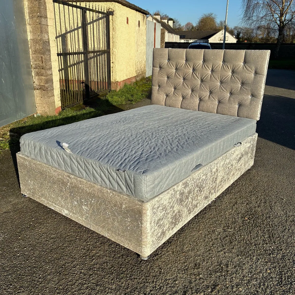 Silver crushed velvet Double bed - Image 3