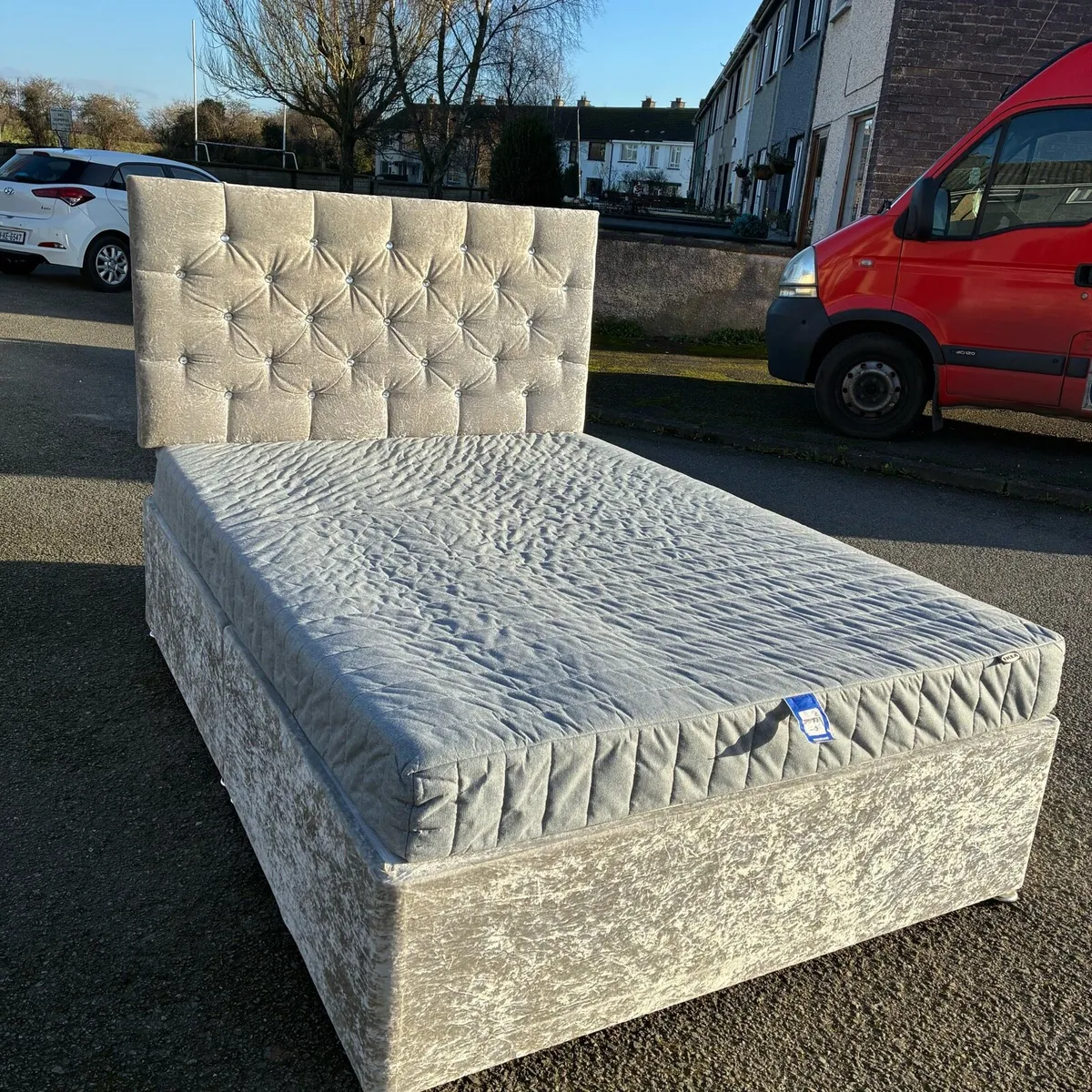 Silver crushed velvet Double bed - Image 4