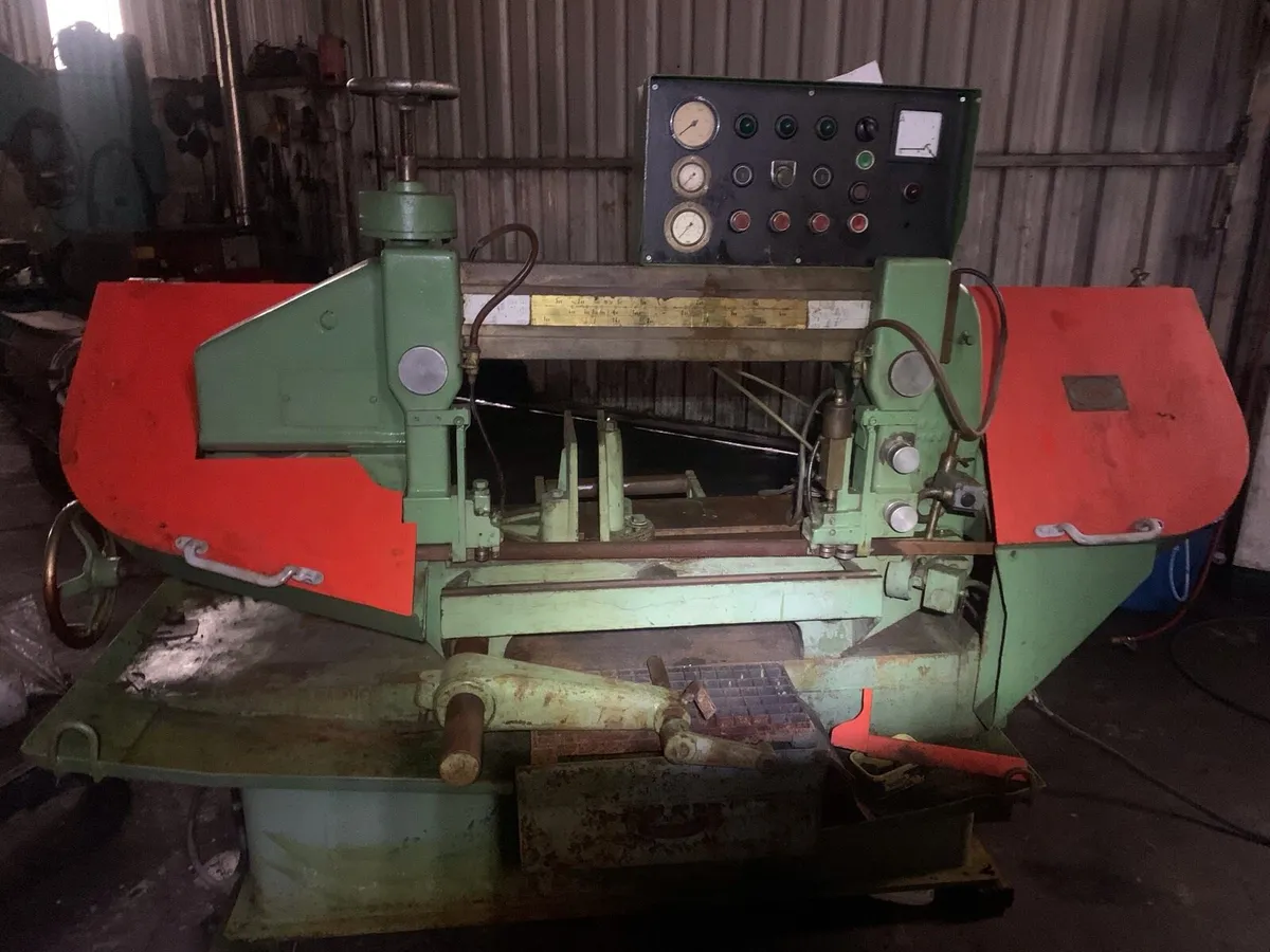 Large industrial bandsaw for steel - Image 1