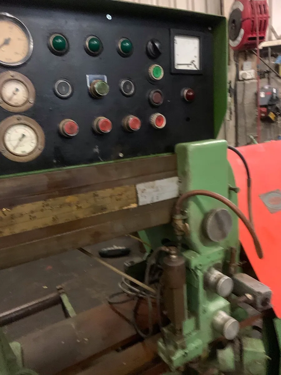 Large industrial bandsaw for steel - Image 2