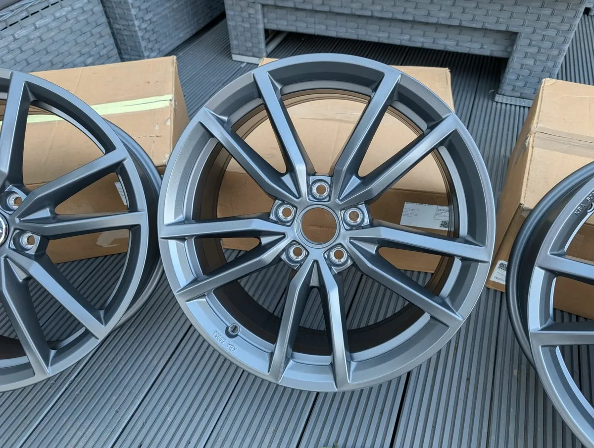 GENUINE R18 5x112 VW PRETORIA ALLOY WHEELS - Image 3