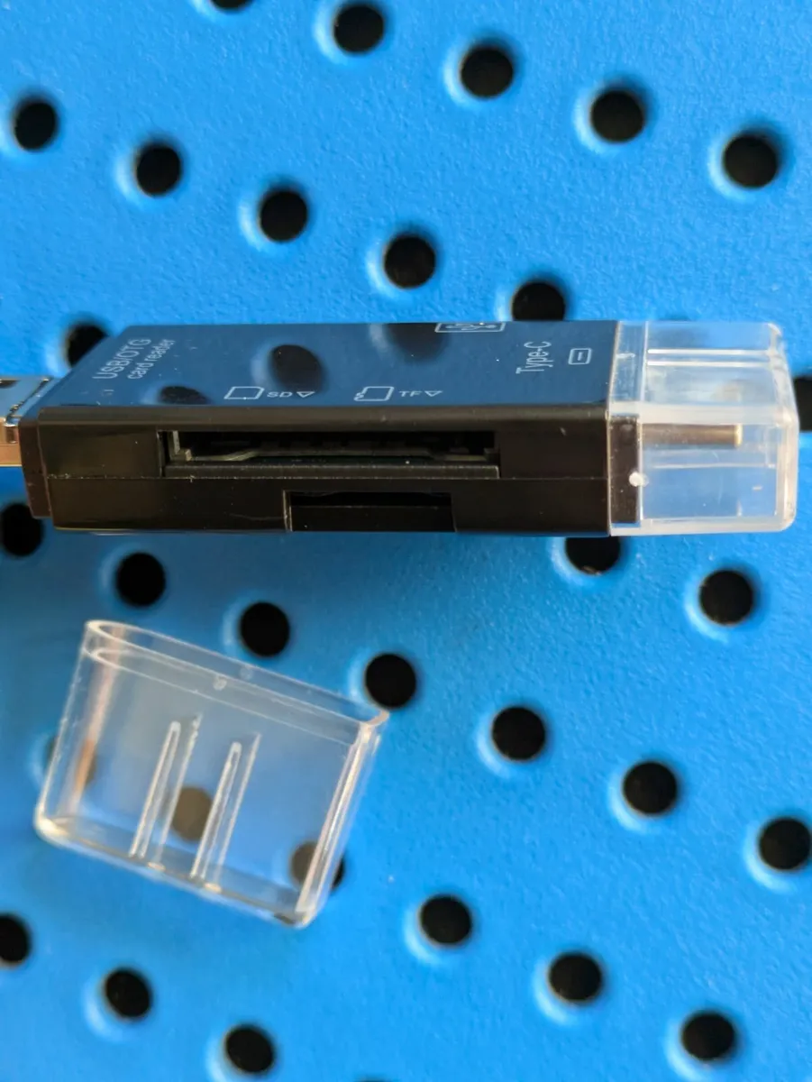 USB / USB-C  SD card reader - Image 2