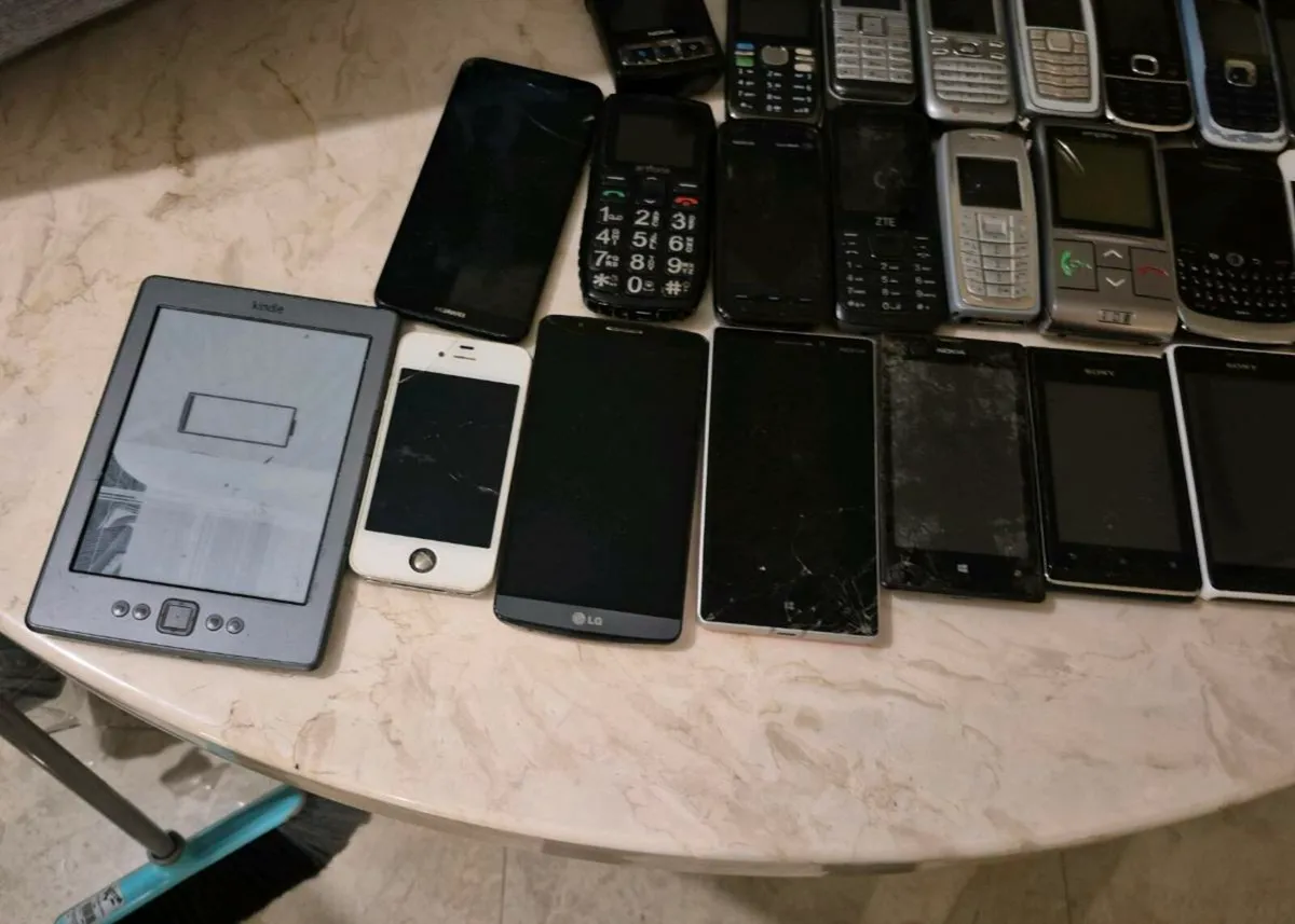 JOB LOT OF 29 MOBILE PHONES ON TESTED SOLD AS SEEN - Image 4