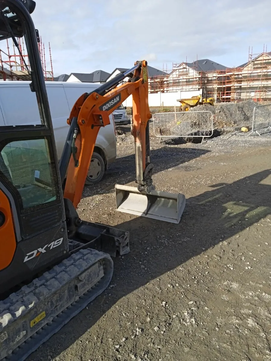 1.9 tonne digger - Image 1