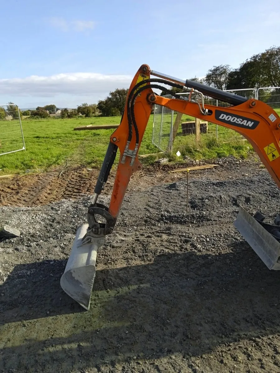 1.9 tonne digger - Image 2