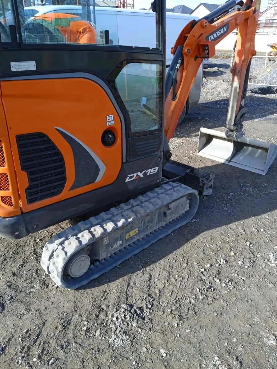 1.9 tonne digger - Image 3