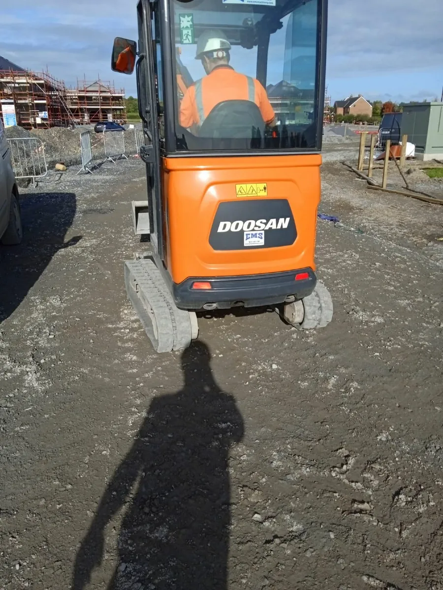1.9 tonne digger - Image 4