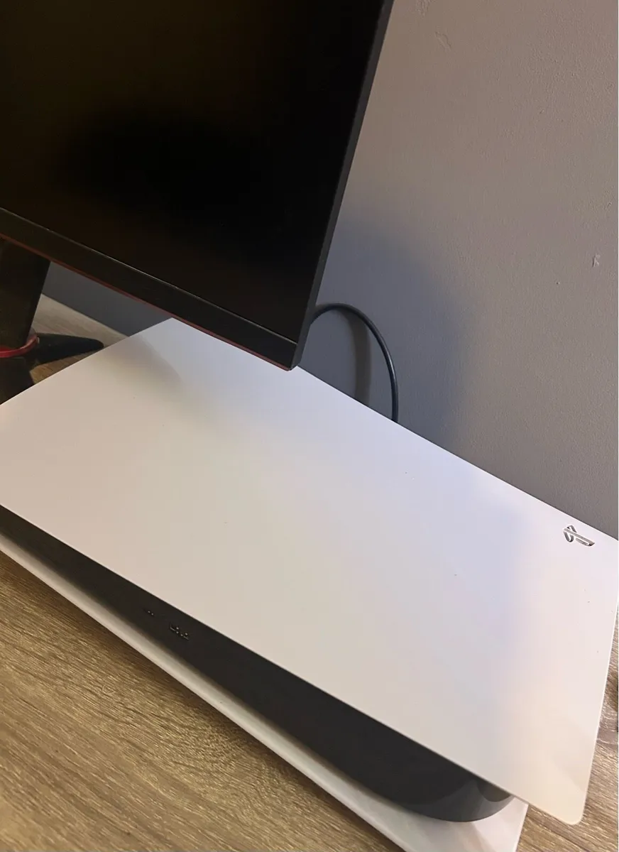PlayStation 5 and AOC gaming monitor - Image 4